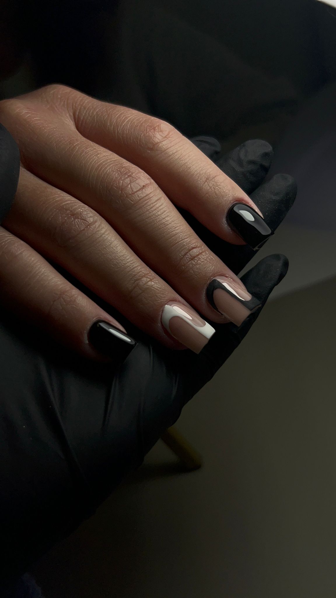 Imagem de uma mão com manicure aplicada